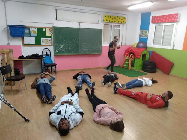 Adolescentes de la barriada de Los Asperones, durante una sesión formativa en la UMA. :: crónica