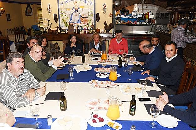 Ángeles Muñoz, ayer, con arquitectos e ingenieros. 