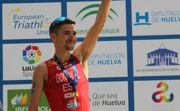 El triatleta malagueño, de 22 años, en el podio de Huelva el pasado domingo.