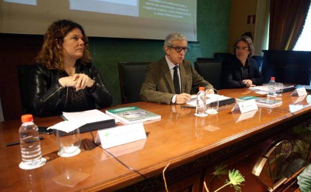 Teresa Valdenebro, Braulio Medel y Enrique Navarro, en la presentación del plan director de Acinipo. 