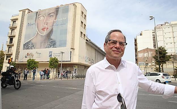 Randall Kline, ayer, ante la manzana de los cines Astoria y Victoria. 