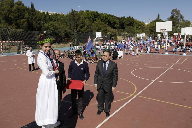 Casi medio millar de escolares han desfilado por el centro, con banderas de los distintos países, para recordar los valores olímpicos