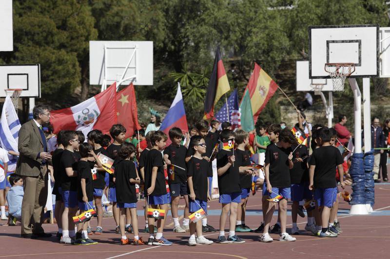 Casi medio millar de escolares han desfilado por el centro, con banderas de los distintos países, para recordar los valores olímpicos