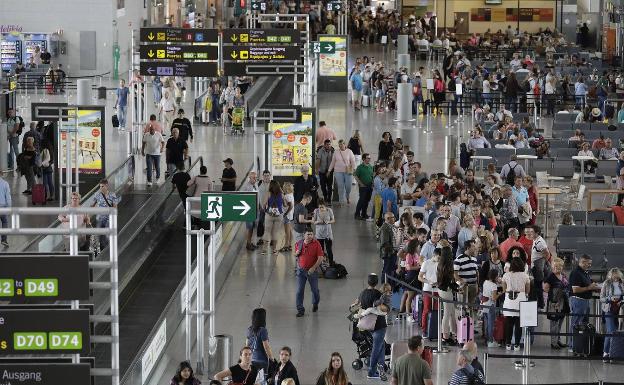 Turistas, en las puertas de embarque del aeropuerto de Málaga 