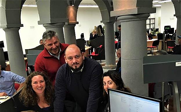 Integrantes de la plataforma registran la petición de cita. 