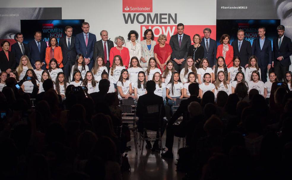 Foto de familia en la Real Casa de Correos de la Puerta del Sol, donde se inauguró el Santander WomenNOW Summit.