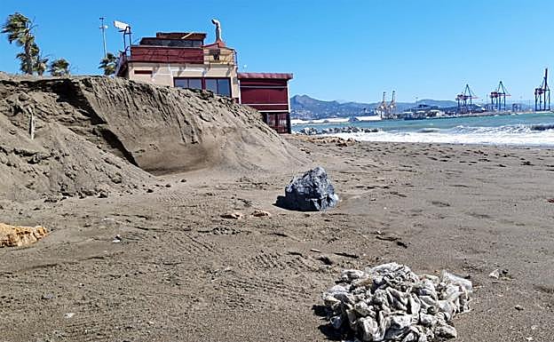 Así ha amanecido las playas de la capital este jueves.