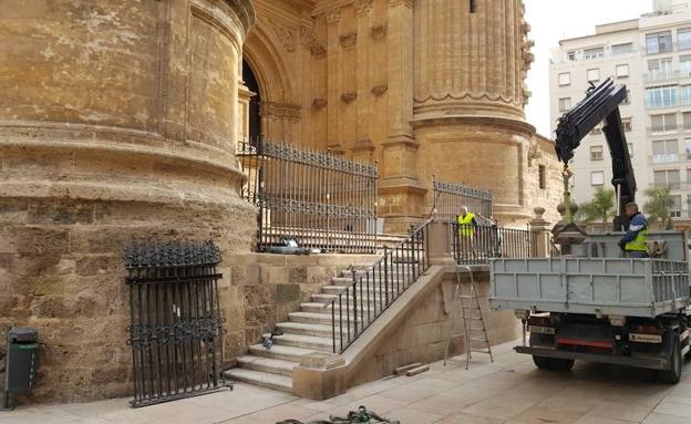 Operarios de la empresa Chapitel en las labores de desmontaje y retirada de la verja.