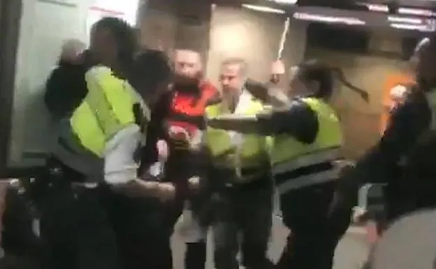 La paliza a un pasajero negro obliga a Renfe a retirar a nueve vigilantes de seguridad de Barcelona