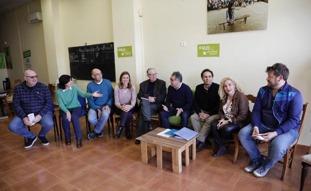 Representantes del colectivo Defendamos Nuestro Horizonte. 