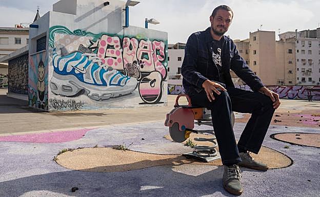 El artista José Luis BorgArt, en la plaza Doctor Vargas-Machuca que ha transformado con sus grafitis. 