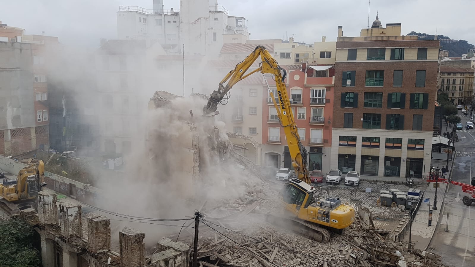 Desde primera hora de este domingo los operarios trabajan para eliminar el edificio, que dará paso a un hotel con la firma de Moneo 