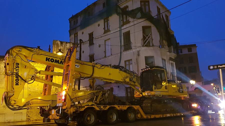 Desde primera hora de este domingo los operarios trabajan para eliminar el edificio, que dará paso a un hotel con la firma de Moneo 