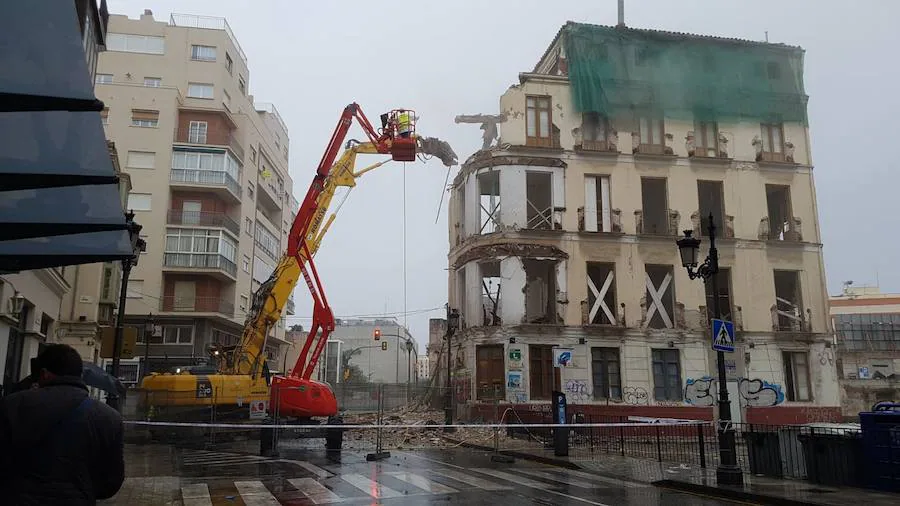 Desde primera hora de este domingo los operarios trabajan para eliminar el edificio, que dará paso a un hotel con la firma de Moneo 