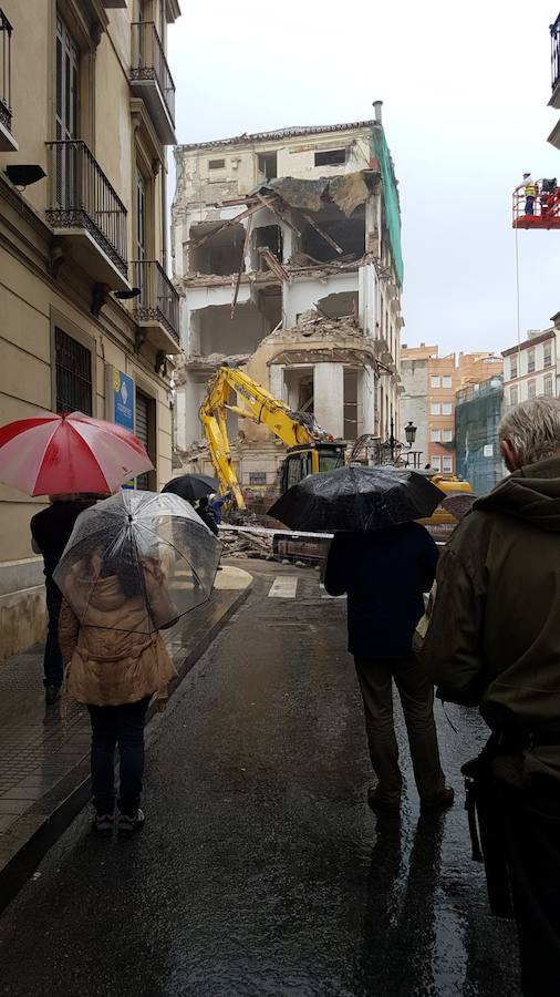 Desde primera hora de este domingo los operarios trabajan para eliminar el edificio, que dará paso a un hotel con la firma de Moneo 