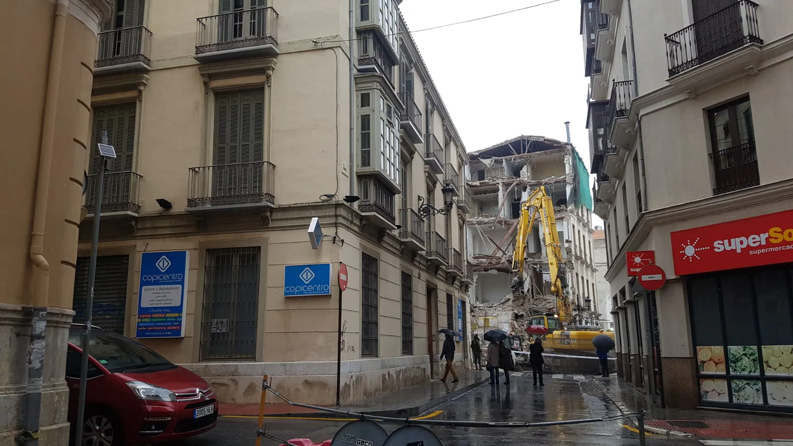 Desde primera hora de este domingo los operarios trabajan para eliminar el edificio, que dará paso a un hotel con la firma de Moneo 
