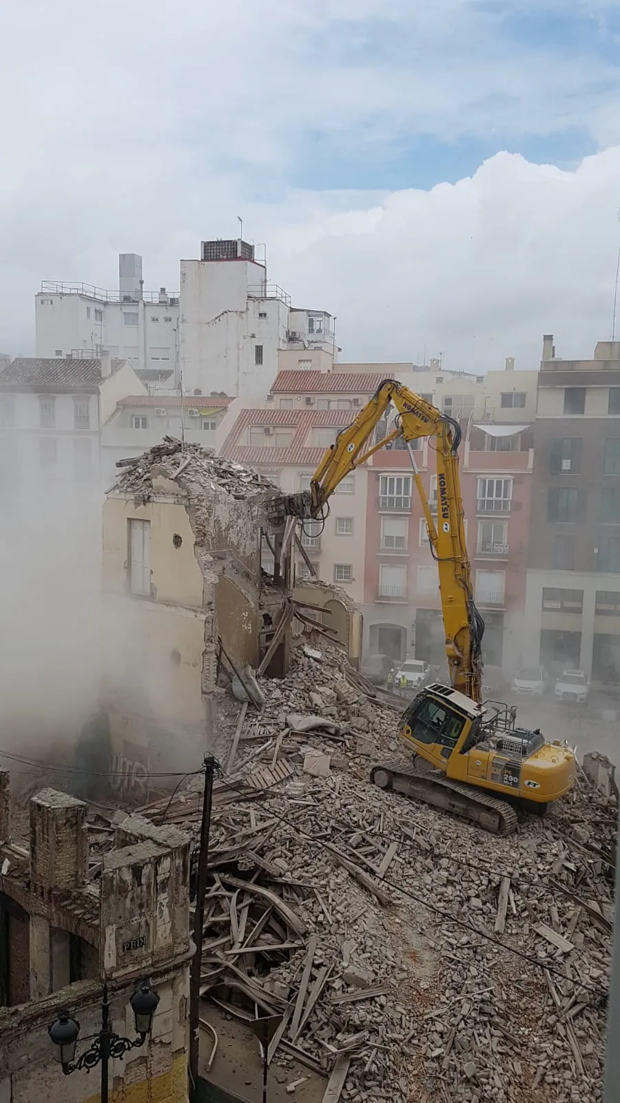 Desde primera hora de este domingo los operarios trabajan para eliminar el edificio, que dará paso a un hotel con la firma de Moneo 