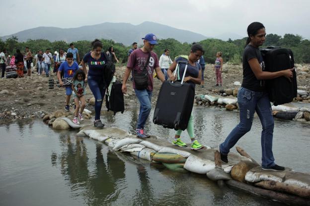 Migrantes venezolanos cruzan el río Tachira para penetrar en territorio colombiano a través de la ciudad de Cúcuta. :: Carlos Eduardo Ramírez  / reuters