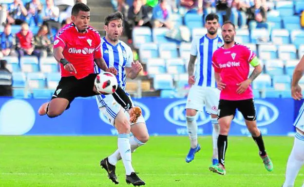 El duelo entre el Recreativo y el Marbella fue muy intenso. 