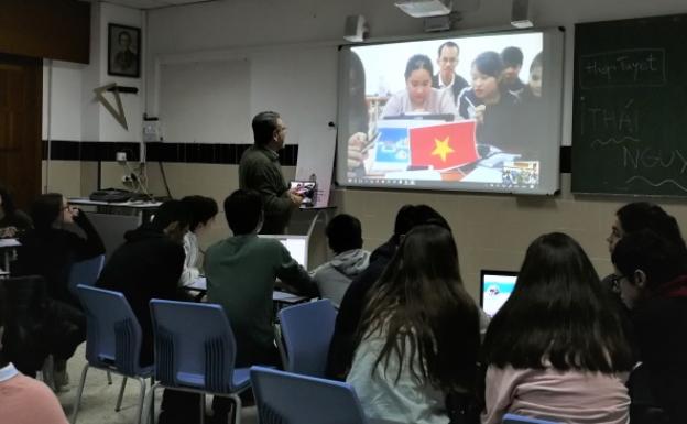 Conectando a sus alumnos con otros jóvenes (en este caso de Vietnam), por medio de Skype in the Classroom. 