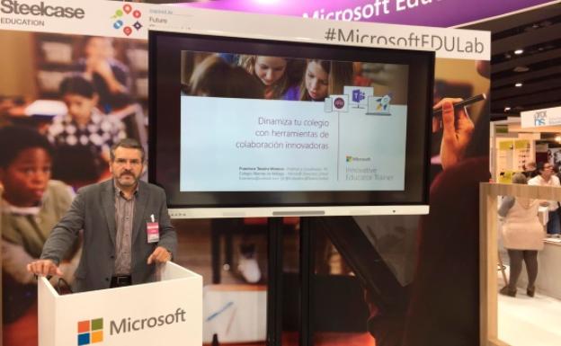 El profesor Texeira, presentando los avances del colegio en el stand de Microsoft, durante el SIMO 2019.