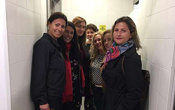 Las concejalas de la oposición, PSOE, Málaga Ahora e IU-Málaga para la Gente, con la bombera Vanessa Cabra. 