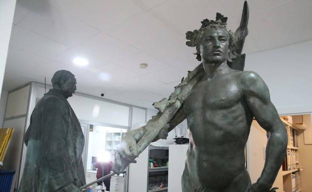 La escultura del Marqués de Larios, al fondo, junto a la de la Alegoría del Trabajo, en los talleres de Chapitel, en Antequera. 