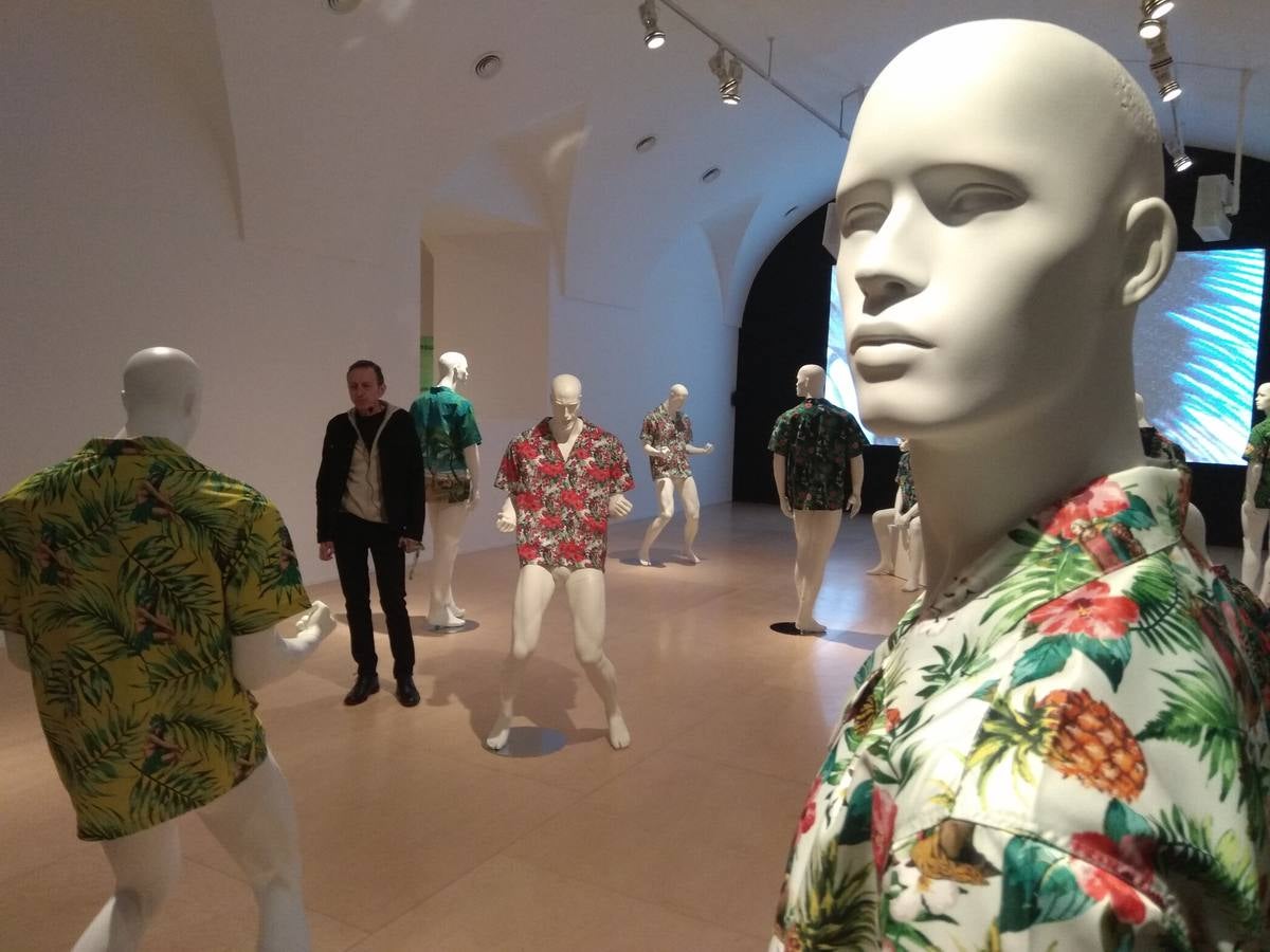 El creador malagueño firma en el museo nacional una ambiciosa retrospectiva que repasa cuatro décadas de trayectoria