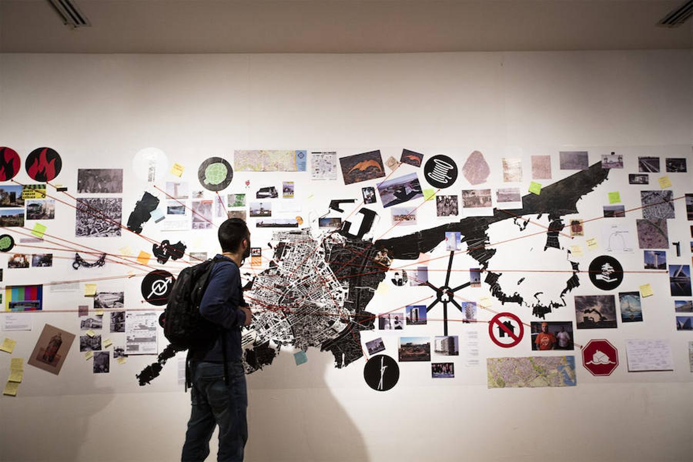 El creador malagueño firma en el museo nacional una ambiciosa retrospectiva que repasa cuatro décadas de trayectoria