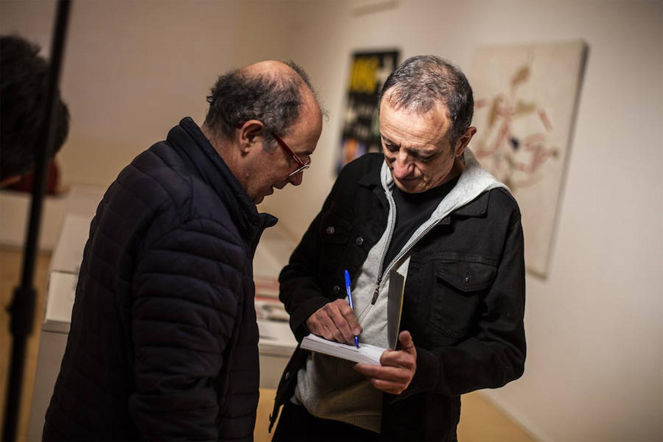 El creador malagueño firma en el museo nacional una ambiciosa retrospectiva que repasa cuatro décadas de trayectoria