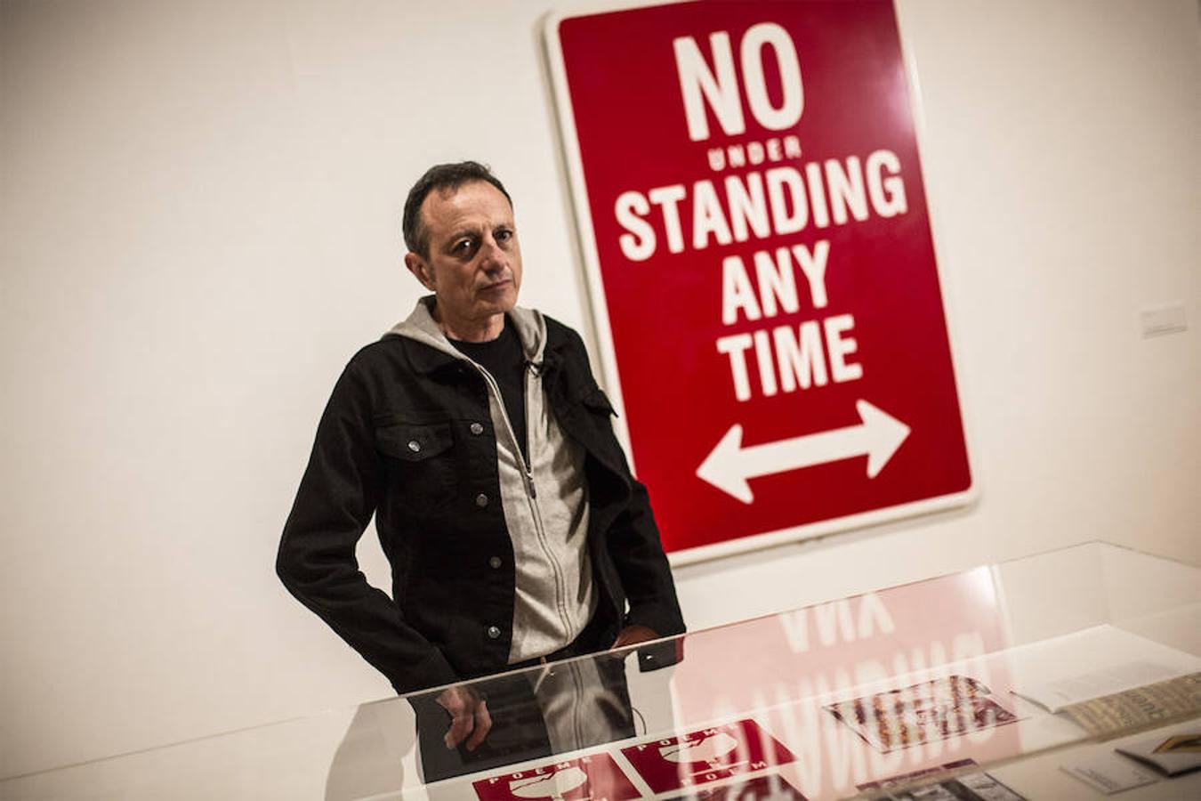 El creador malagueño firma en el museo nacional una ambiciosa retrospectiva que repasa cuatro décadas de trayectoria