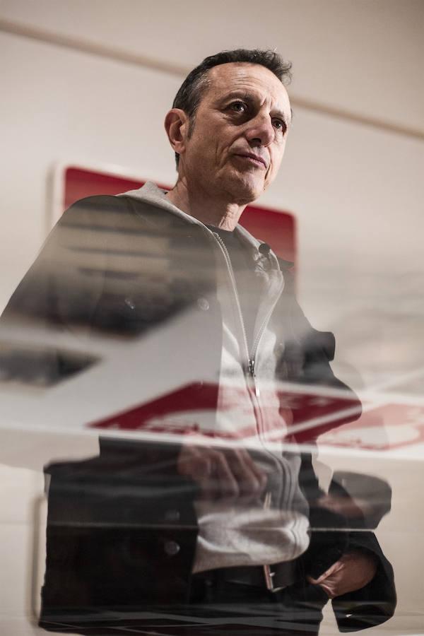 El creador malagueño firma en el museo nacional una ambiciosa retrospectiva que repasa cuatro décadas de trayectoria