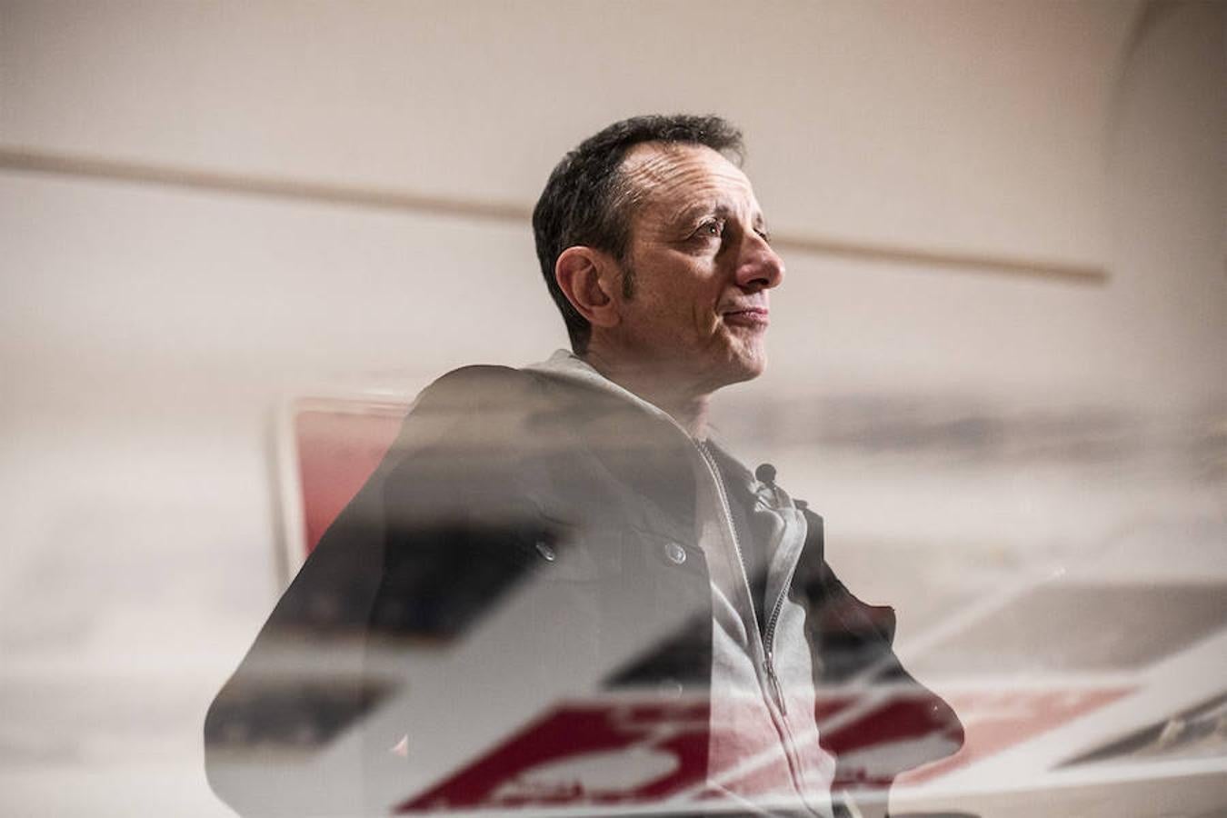 El creador malagueño firma en el museo nacional una ambiciosa retrospectiva que repasa cuatro décadas de trayectoria