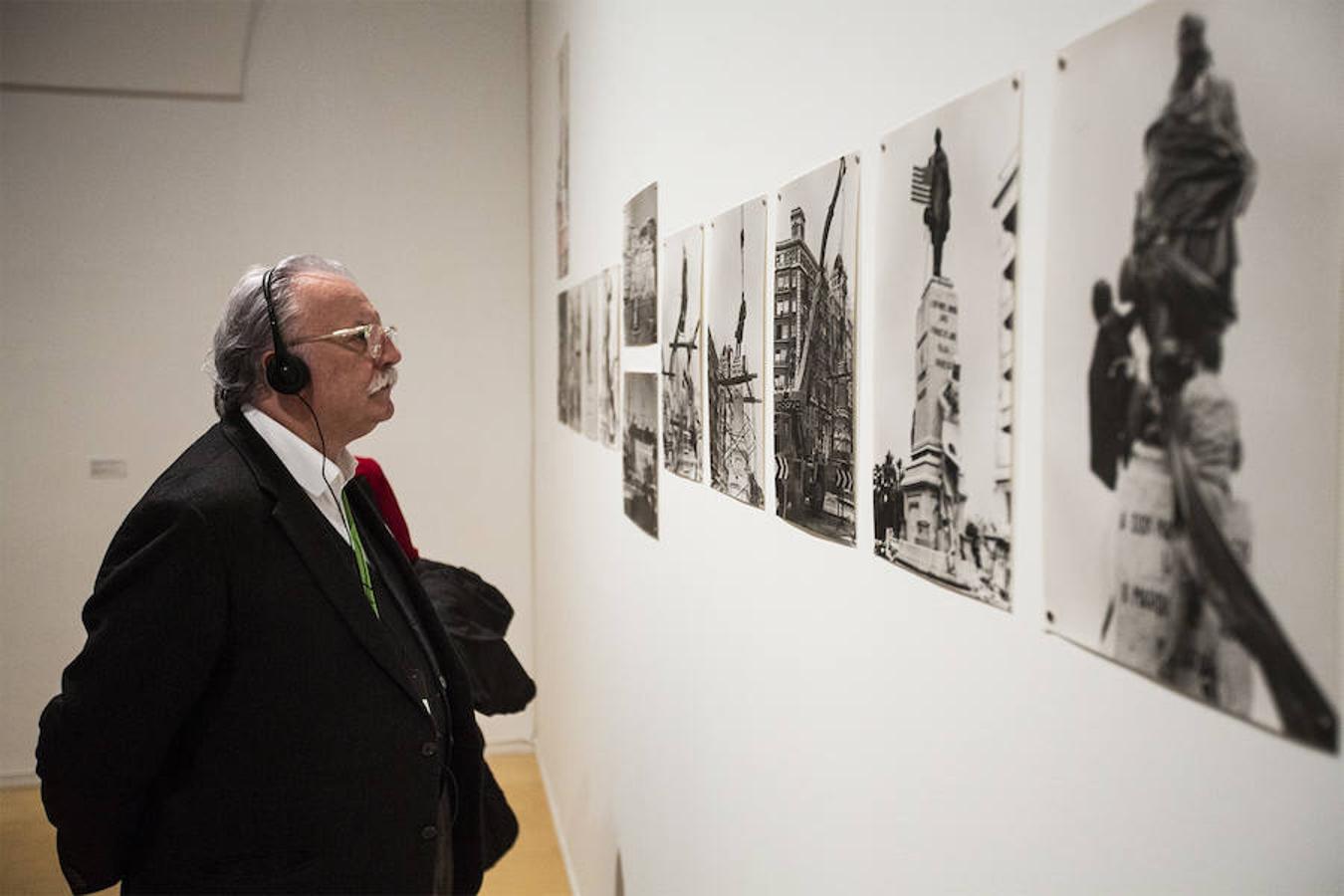 El creador malagueño firma en el museo nacional una ambiciosa retrospectiva que repasa cuatro décadas de trayectoria