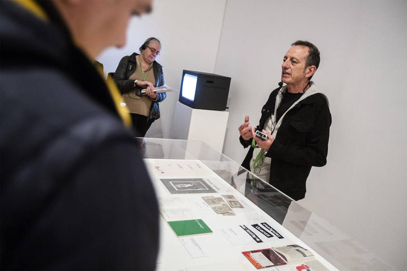 El creador malagueño firma en el museo nacional una ambiciosa retrospectiva que repasa cuatro décadas de trayectoria