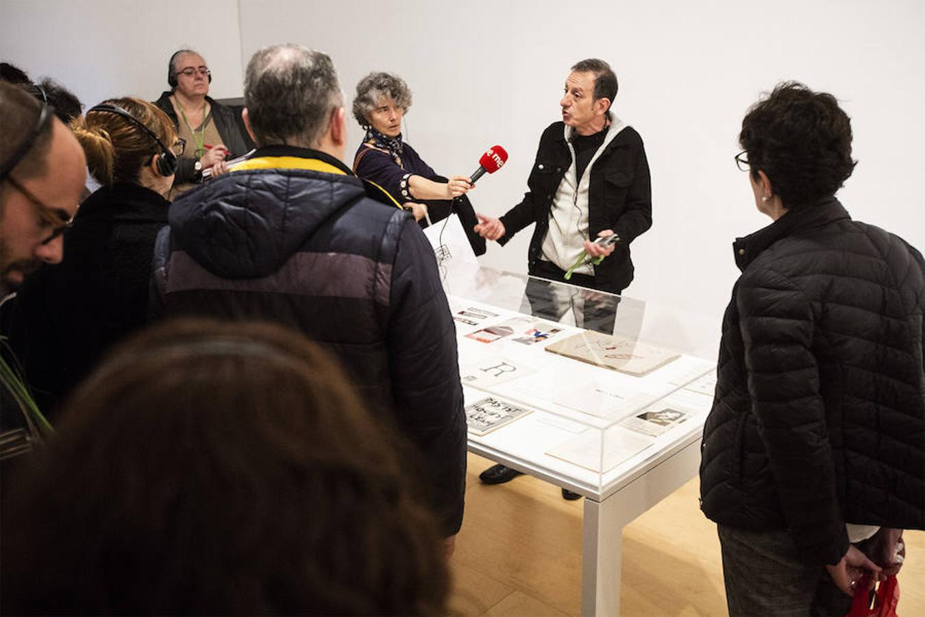 El creador malagueño firma en el museo nacional una ambiciosa retrospectiva que repasa cuatro décadas de trayectoria