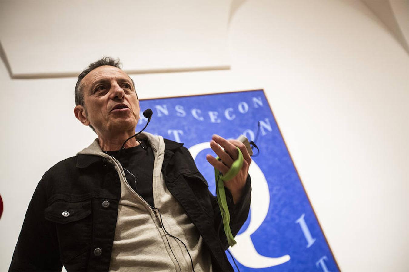 El creador malagueño firma en el museo nacional una ambiciosa retrospectiva que repasa cuatro décadas de trayectoria