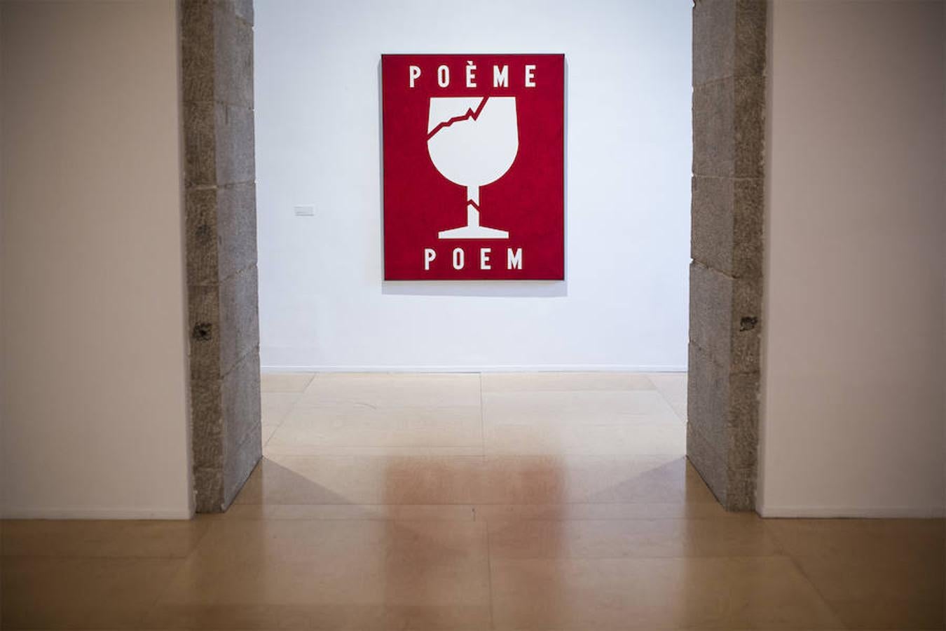 El creador malagueño firma en el museo nacional una ambiciosa retrospectiva que repasa cuatro décadas de trayectoria