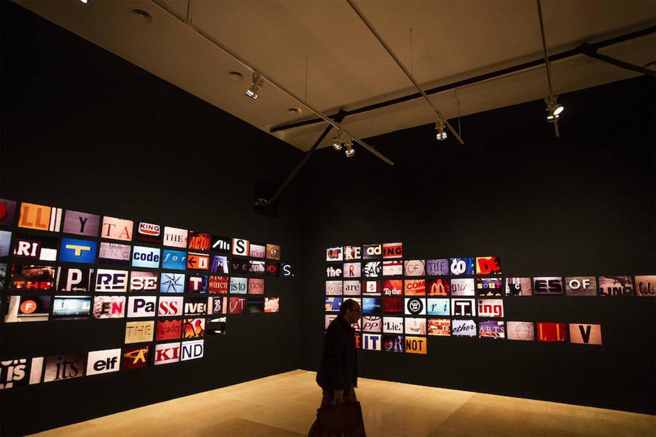 El creador malagueño firma en el museo nacional una ambiciosa retrospectiva que repasa cuatro décadas de trayectoria