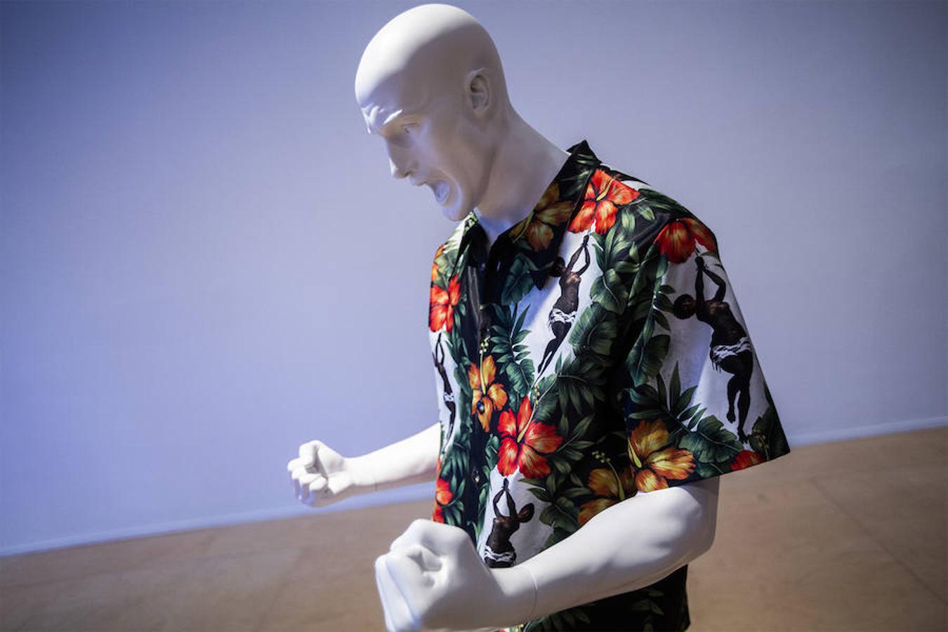 El creador malagueño firma en el museo nacional una ambiciosa retrospectiva que repasa cuatro décadas de trayectoria