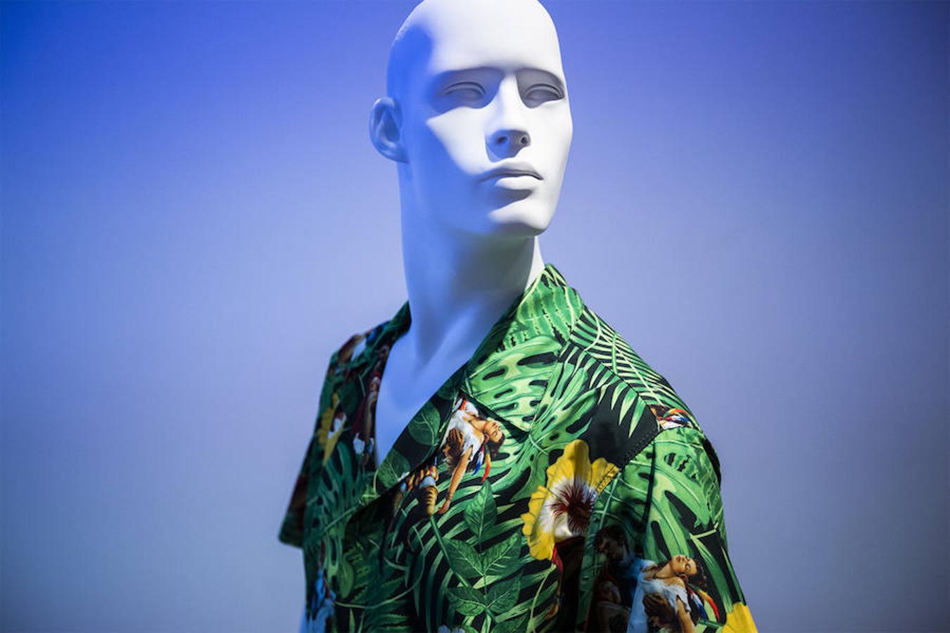 El creador malagueño firma en el museo nacional una ambiciosa retrospectiva que repasa cuatro décadas de trayectoria