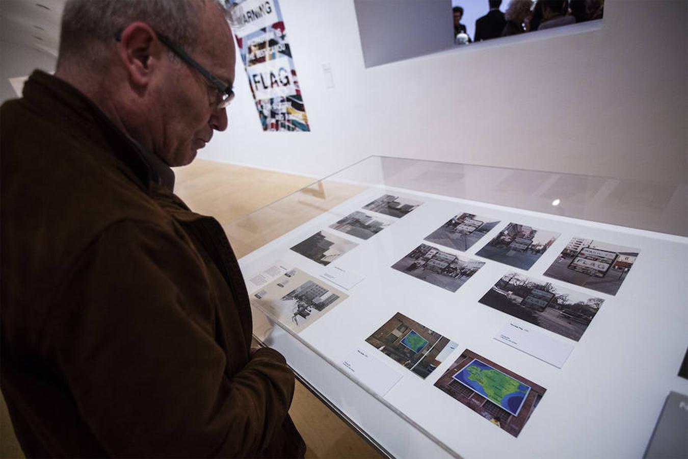 El creador malagueño firma en el museo nacional una ambiciosa retrospectiva que repasa cuatro décadas de trayectoria