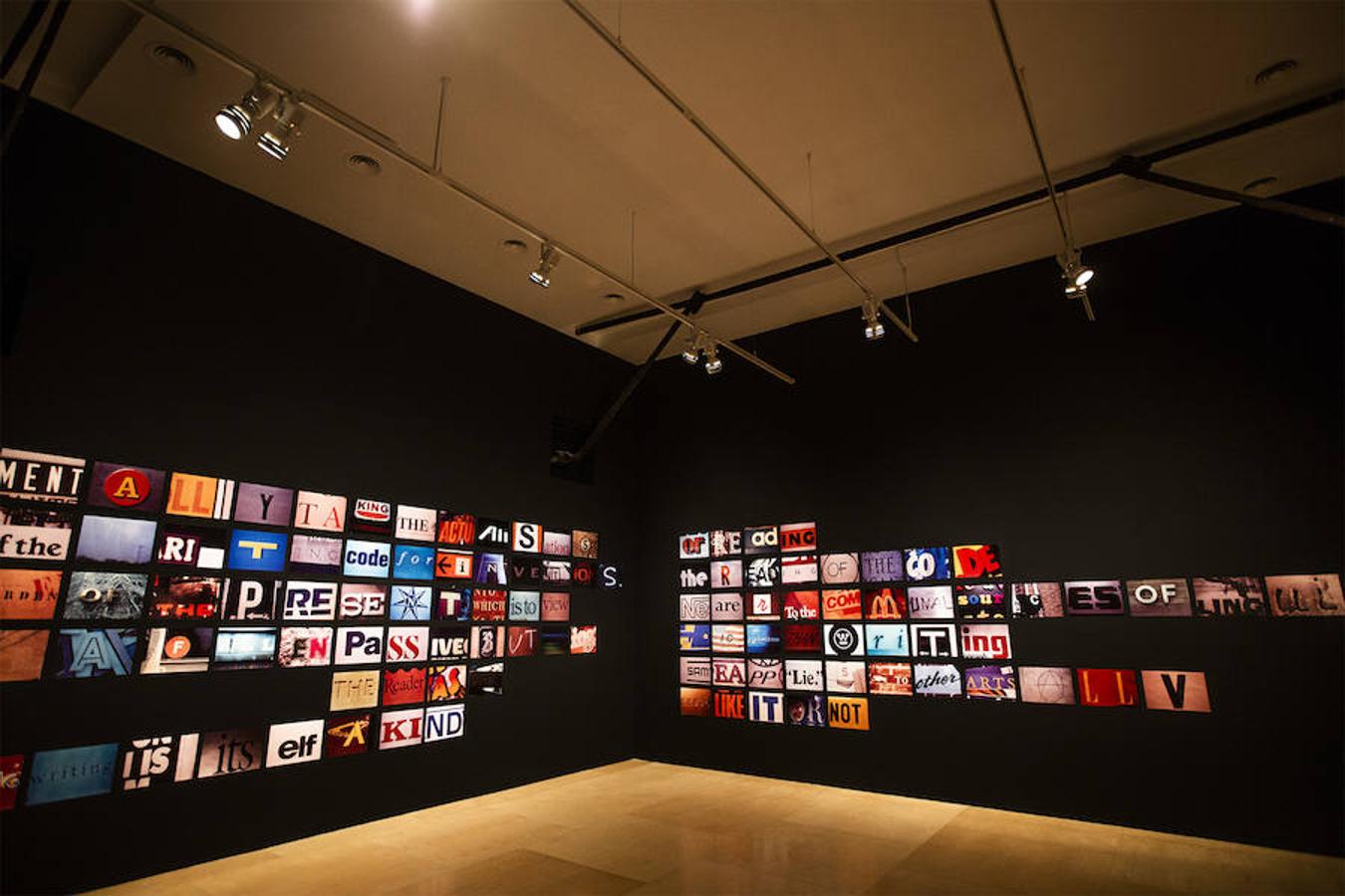 El creador malagueño firma en el museo nacional una ambiciosa retrospectiva que repasa cuatro décadas de trayectoria