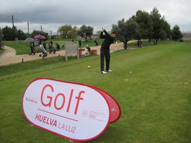Huelva, ciudad pionera del golf en Andalucía, cuenta con inmejorables infraestructuras para la práctica de este deporte y cada año organiza el torneo Huelva La Luz. :: sur