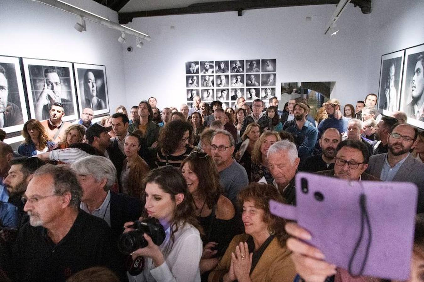 El fotógrafo Jesús Chacón reúne en un libro y una exposición un centenar de retratos de personajes de la vida cultural marbellí