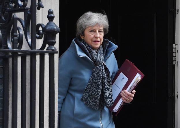 La primera ministra británica, Theresa May, al salir ayer de su residencia de Downing Street. :: Facundo Arrizabalaga / efe