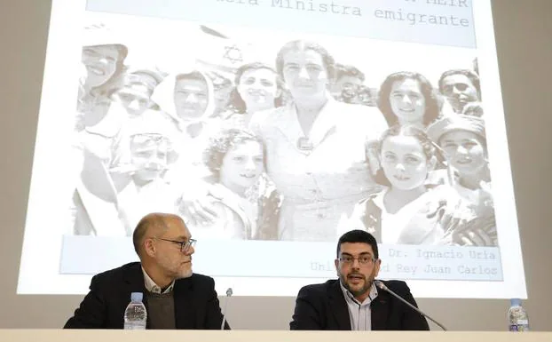 Pablo Aranda e Ignacio Uría, ayer, durante la charla sobre la primera ministra israelí. 
