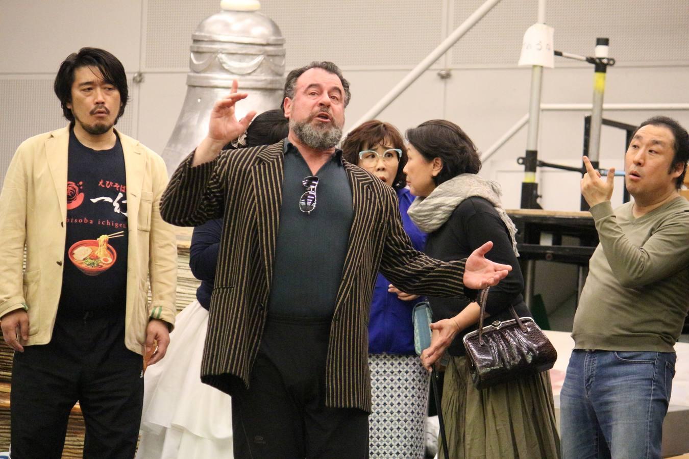 El barítono malagueño debuta como 'Gianni Schicchi' en el principal teatro de Japón. En su 30 aniversario en las tablas, vive una «segunda juventud» con nuevos retos interpretativos