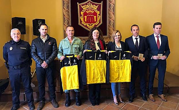 Autoridades y representantes de patrocinadores de la prueba en la presentación celebrada ayer.