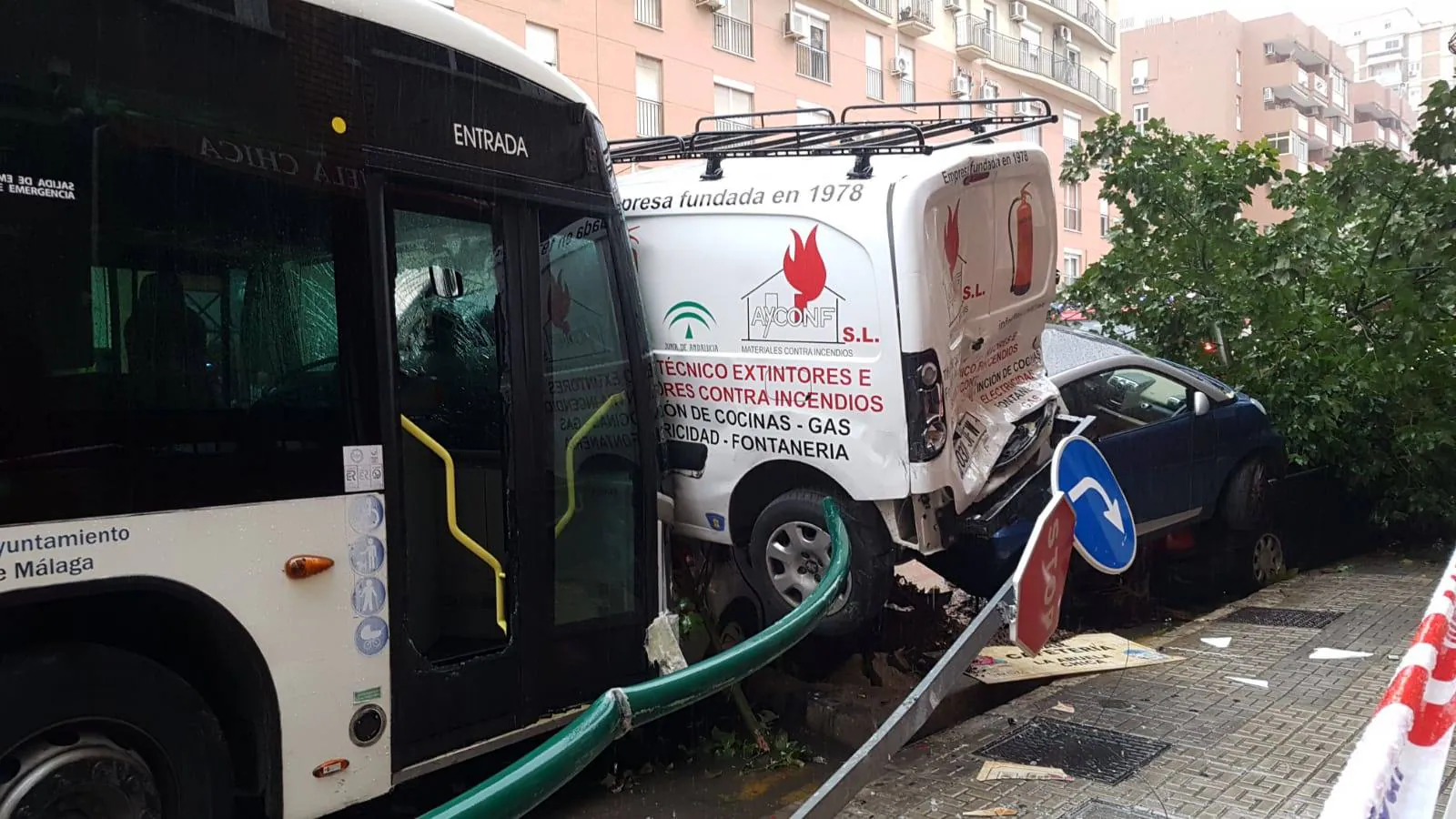 Los sanitarios han conseguido reanimar al conductor, que estuvo varios minutos en parada cardiorrespiratoria, y lo han trasladado al hospital